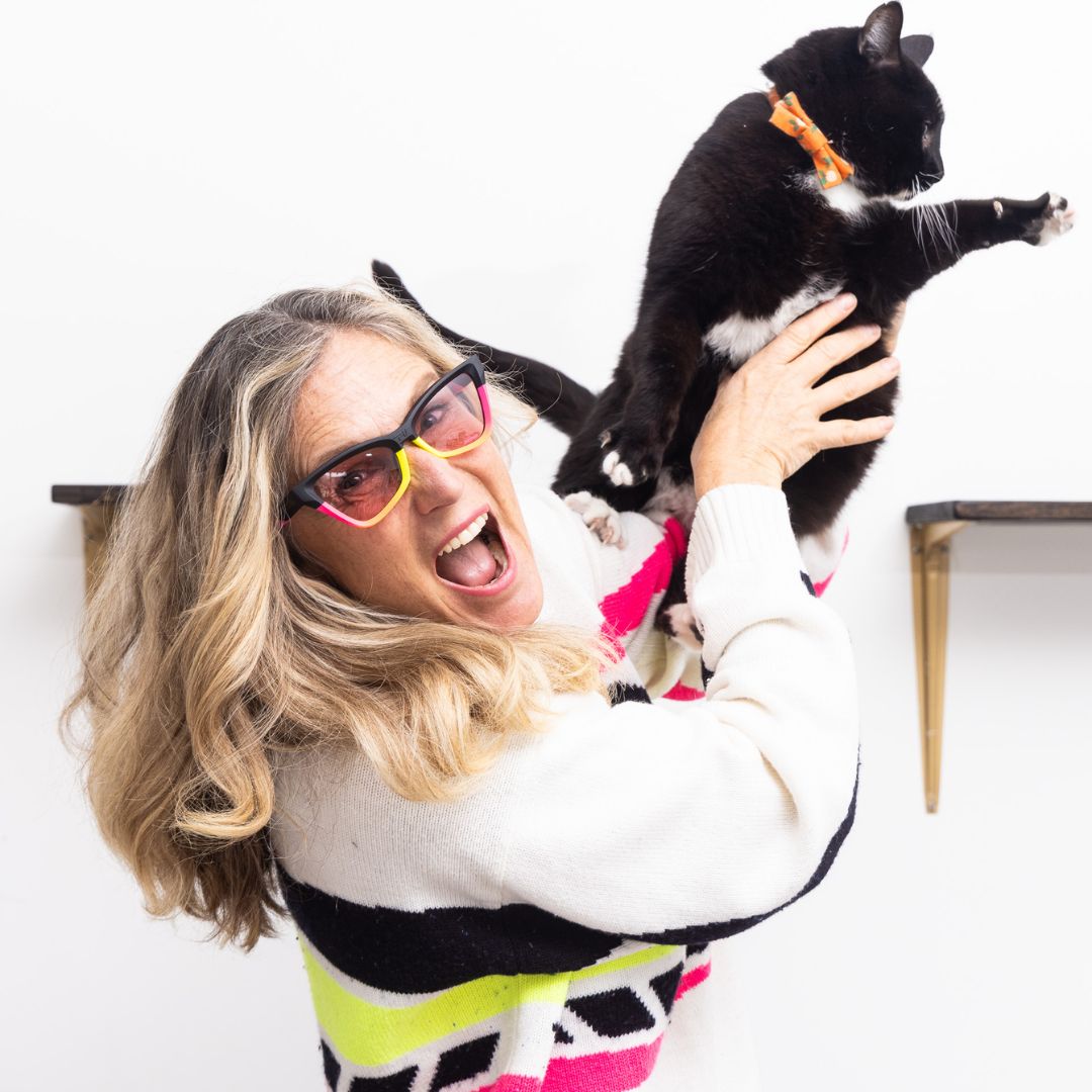 / Photochromic Rose | Womens holds cat while wearing The Italo Clawdia with a photochromic rose lens from Pit Viper